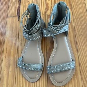 Daisy Fuentes sandals. Size 8